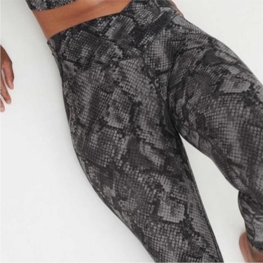 AERIE | Offline Cross Front High Waisted Snakeskin Print Real Me 7/8 Legging